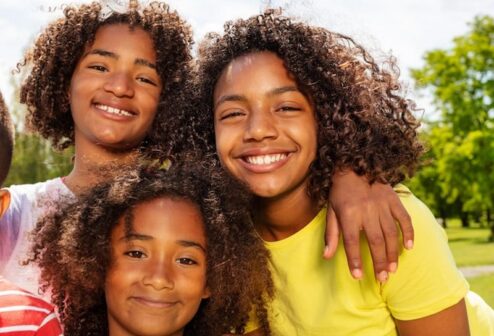 portrait-happy-friends-park-sunny-day_1048944-1040217 portrait-happy-friends-park-sunny-day_1048944-1040217